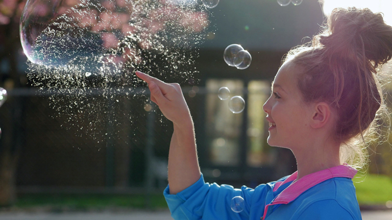 عکاسی 4k از دختر در حال بازی