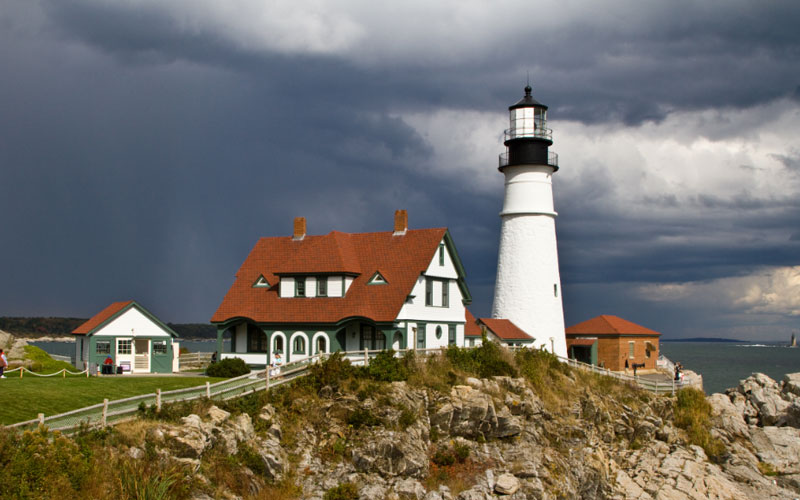 فانوس دریایی در کنار ساحل