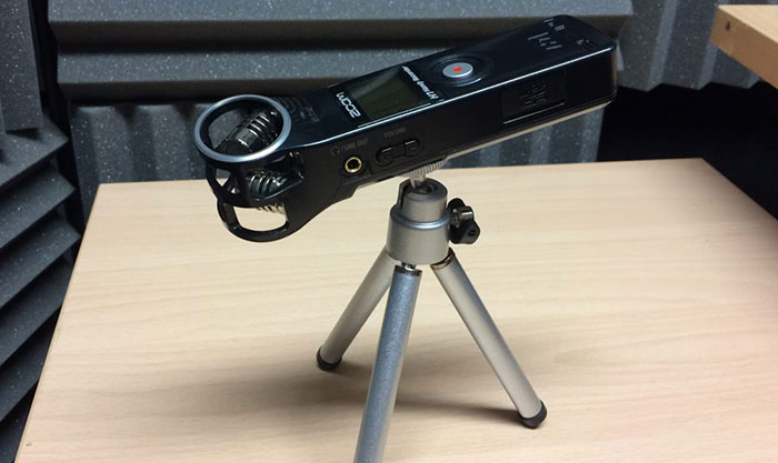 رکوردر Zoom H1 روی سه پایه