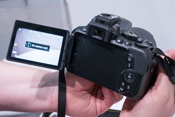 مقایسه صفحه نمایش Nikon D5600 در برابر Canon 800D