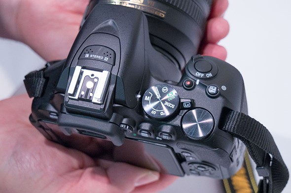 مقایسه دکمه ها Nikon D5600 در برابر Canon 800D