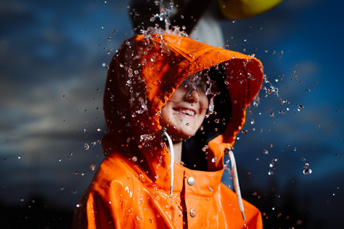 بچه در حال آب بازی