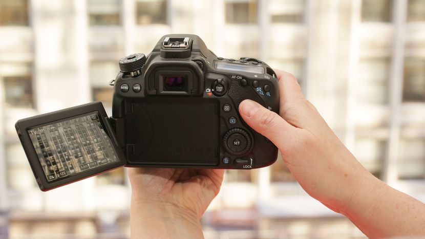 Nikon D7200  یا  Canon 80D