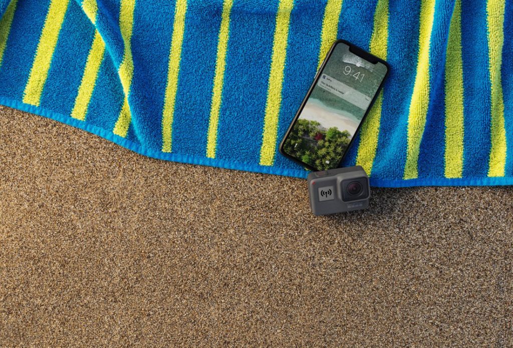 دوربین اکشن کمرا در کنار موبایل