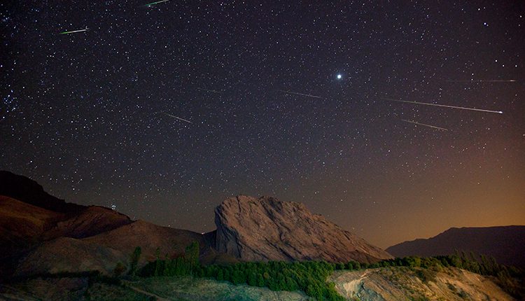 عکس ترکیبی بارش شهابی برساووشی سال ۲۰۱۰. عکس از امیرحسین ابوالفتح