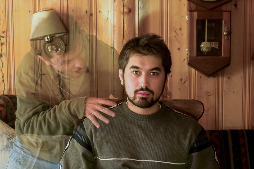 باز بودن شاتر و نیمه‌مرئی شدن شخصی که از روبروی کادر عبور کرده است