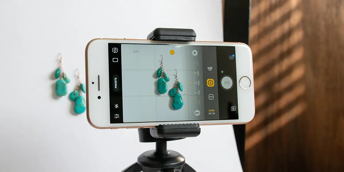 عکاسی از محصولات به همراه گوشی هوشمند با سه‌پایه