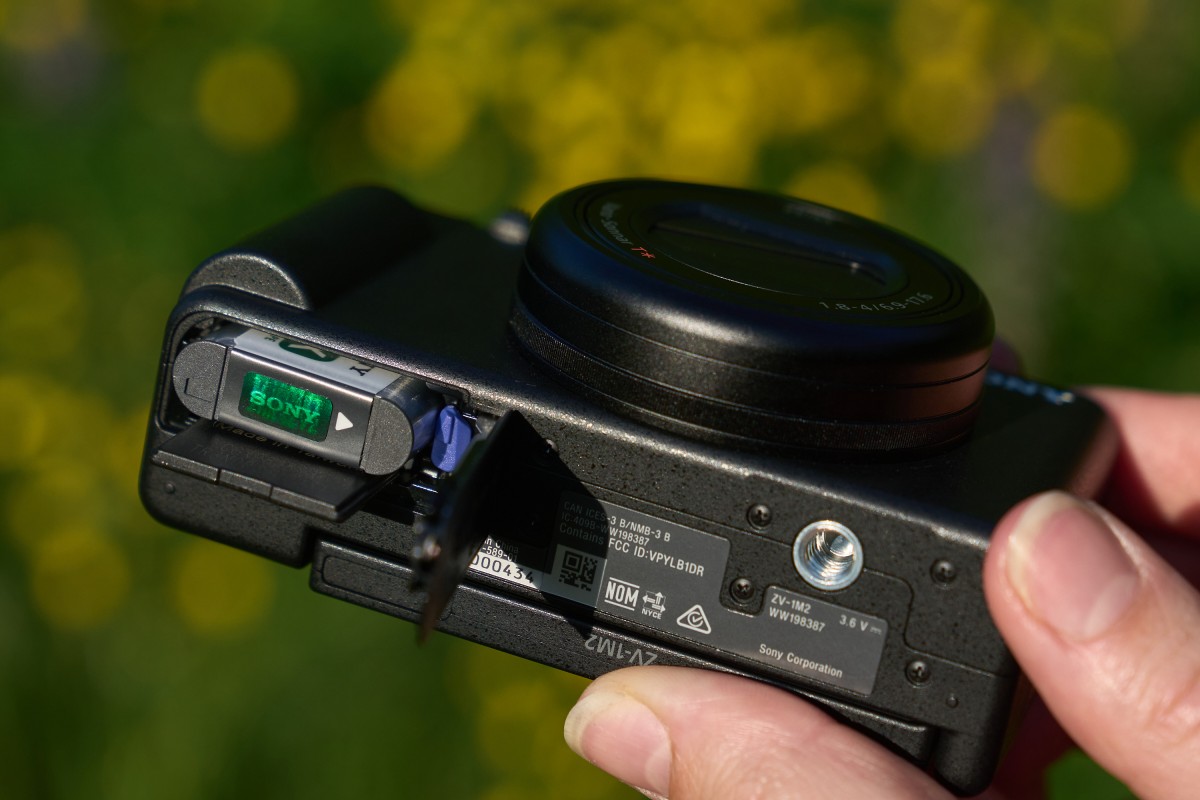 محل قرارگیری باتری و شیار مانت دوربین سونی ZV-1 Mark II
