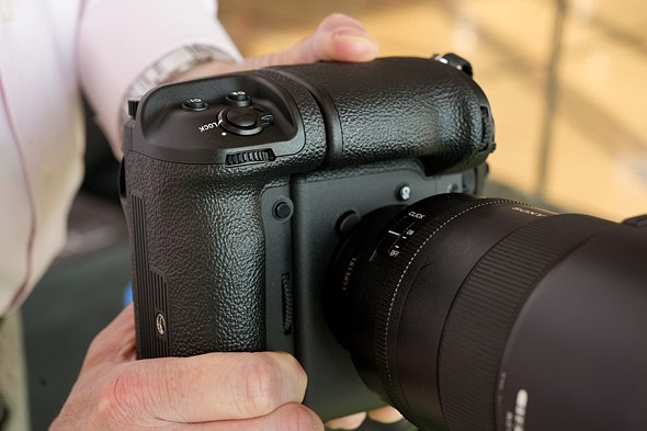 دوربین a9 III همراه با گریپ باتری