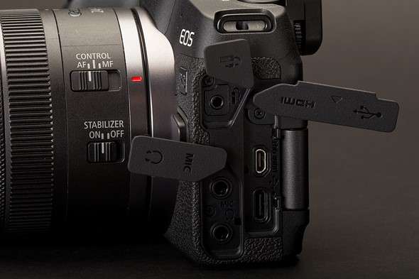 درگاه پورتها و کارت حافظه دوربین کانن R8