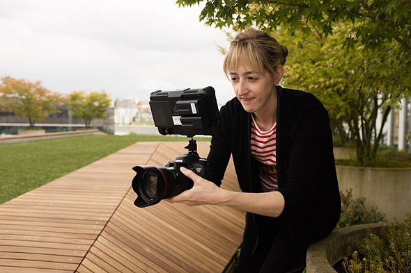 جلب توجه بیشتر در هنگام فیلم‌برداری با دوربینی که بر روی آن مانیتور اکسترنال نصب شده