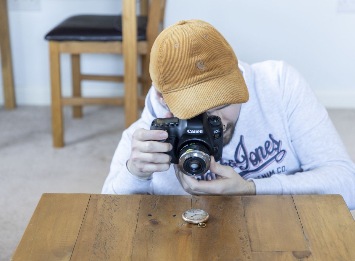 تنظیم فوکوس درحالی که دوربین را در دست گرفته‌اید