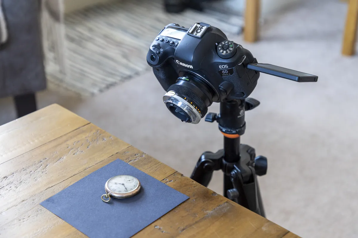 مانت دوربین بر روی سه‌پایه برای تنظیم دقیق نقطه فوکوس و جلوگیری از لرزش