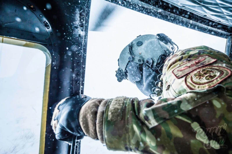 چتر باز در هلیکوپتر