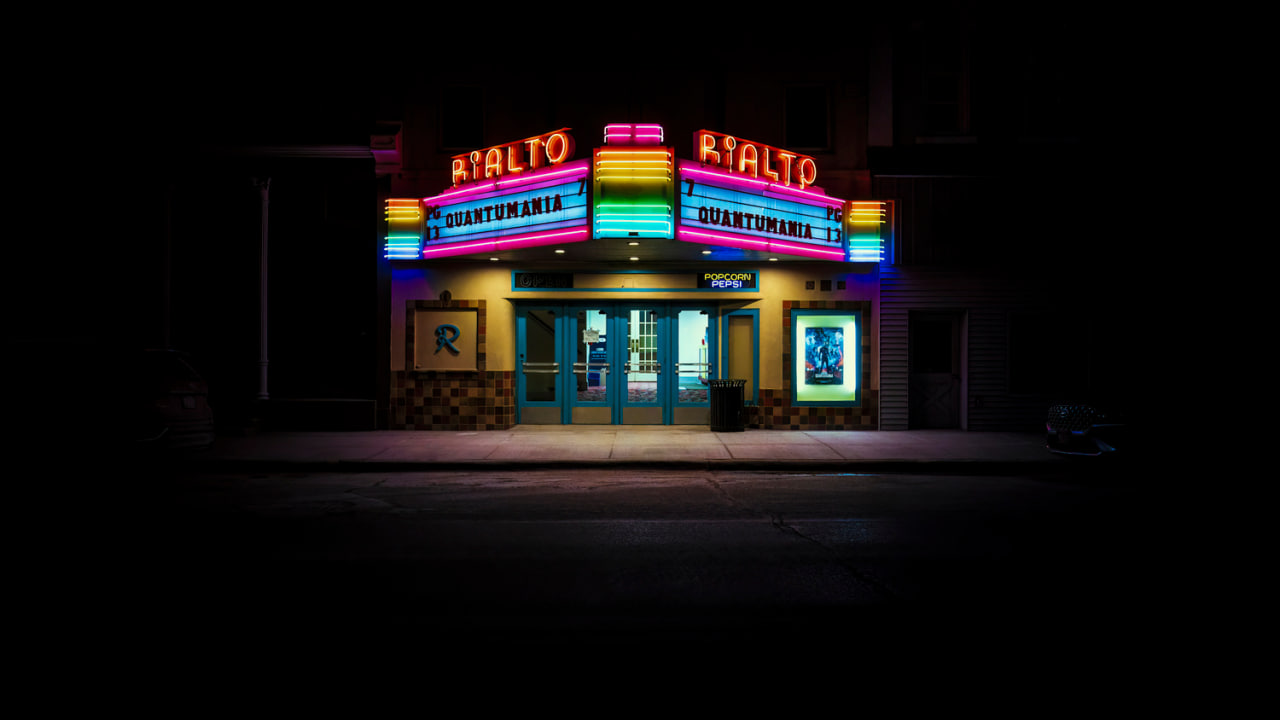 مغازه ای روشن در نمایی تاریک