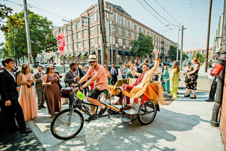 نور شدید میانه روز در ساعت طلایی