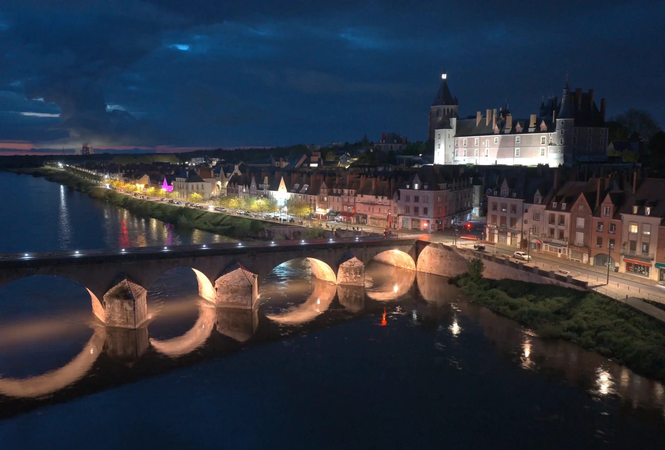 یکی از برتری‌های مهم پهپاد DJI Mavic 4 Pro نسبت به رقبا، عملکرد آن در نور کم است که به‌ لطف قابلیت ISO دوگانه به دست آمده