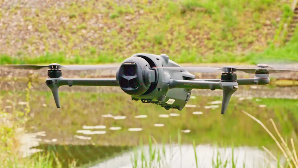 پهپاد DJI Mavic 4 Pro نمونه‌ای بارز از پیشتازی دی‌جی‌آی در صنعت پهپادها است