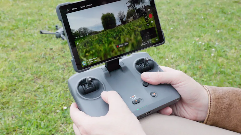 پهپاد DJI Mavic 4 Pro به همراه کنترلر نمایشگر‌دار RC2 عرضه می‌شود که پیش‌تر همراه ایر ۳ دیده بودیم