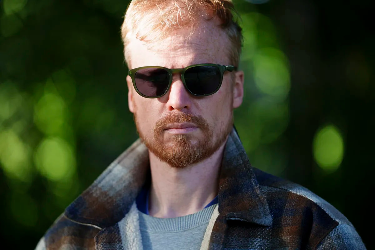 پرتره با پس‌زمینه فلو ثبت‌شده با لنز سونی ۵۰-۱۵۰ میلی‌متر