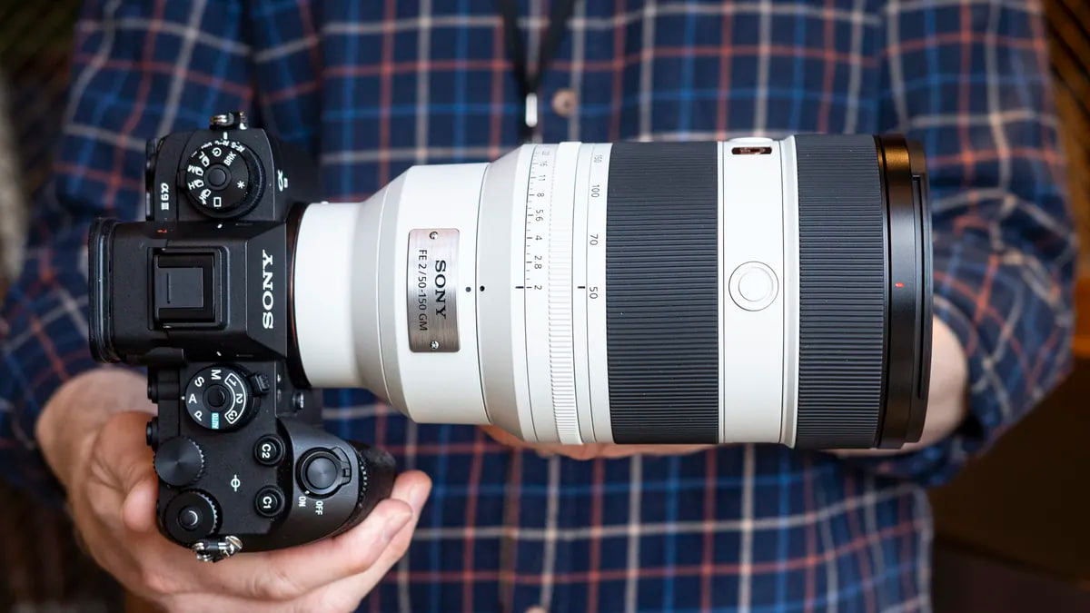 لنز Sony 50-150mm F2 GM متصل به دوربین 