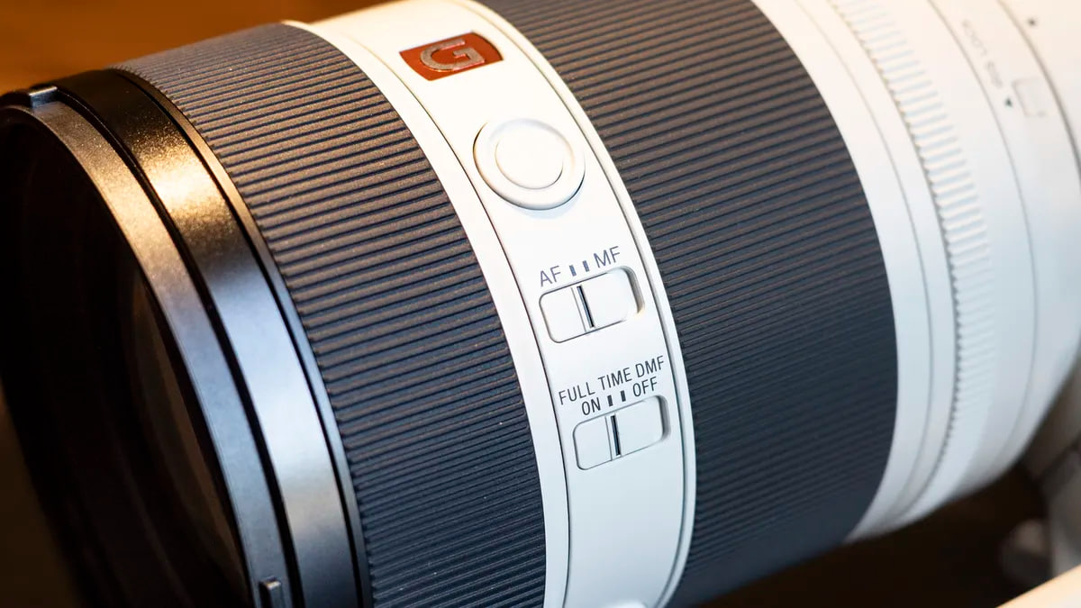 نمای نزدیک از  لنز سونی 50-150mm F2 GM با گزینه فوکوس دستی یا خودکار