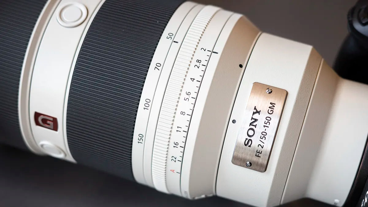 نمای نزدیک از  لنز سونی 50-150mm F2 GM با لوگوی سونی