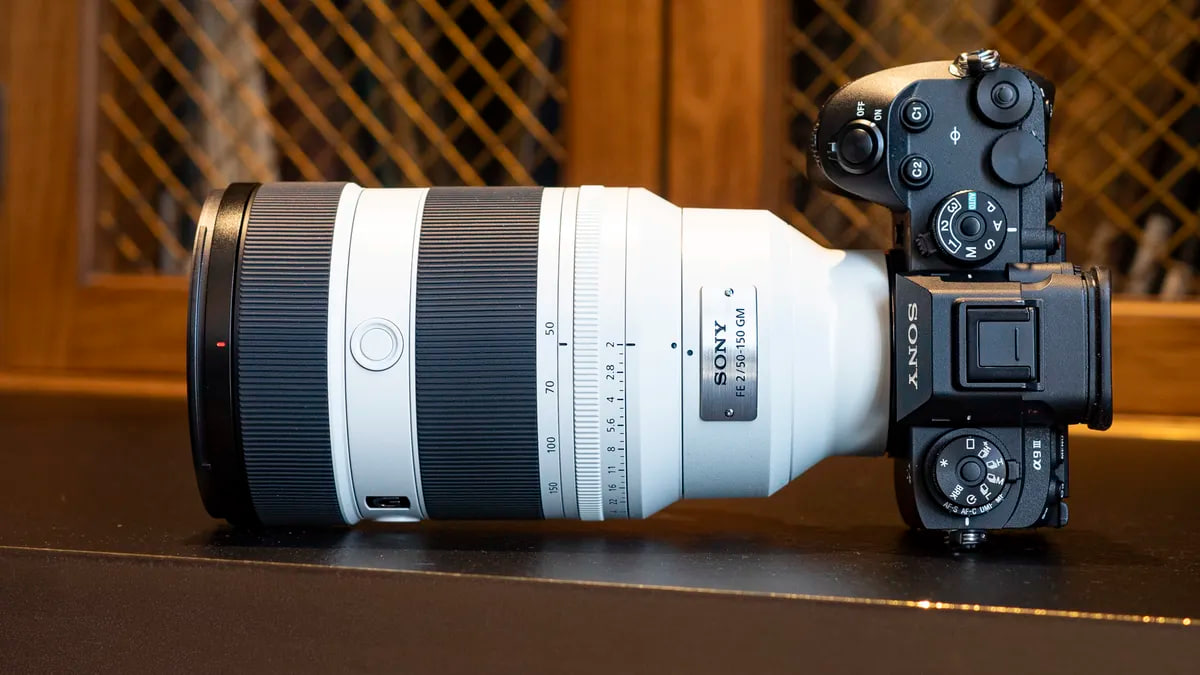 لنز سونی 50-150mm F2 GM روی میز 