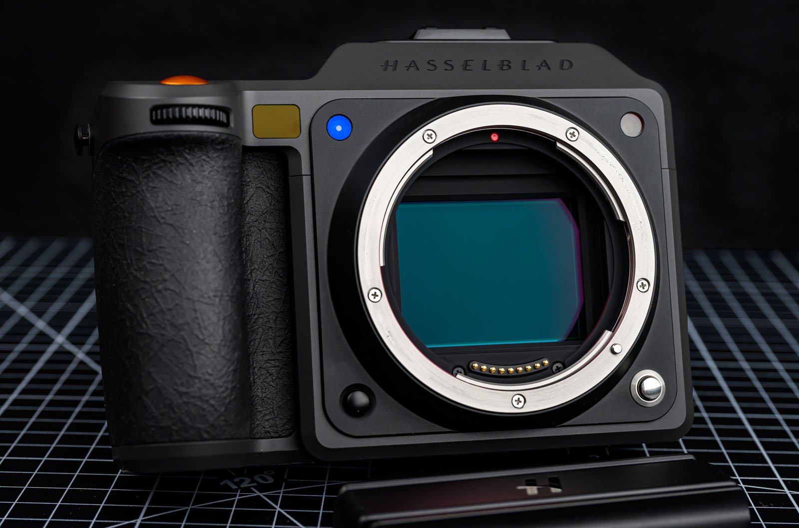 دوربین Hasselblad X2D II 100C به سنسور تصویر BSI CMOS با وضوح ۱۰۰ مگاپیکسل ارتقایافته مجهز است که دامنه‌ی دینامیکی کمی بهتر را وعده می‌دهد و دارای ایزوی پایه‌ی پایین‌تری است. | عکس از Erin Thomson برای PetaPixel