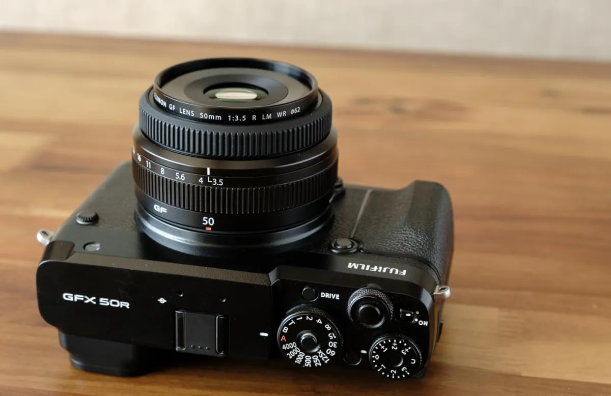 لنز فوجیفیلم GF 50mm و دوربین FUJIFILM GFX 50R روی میز