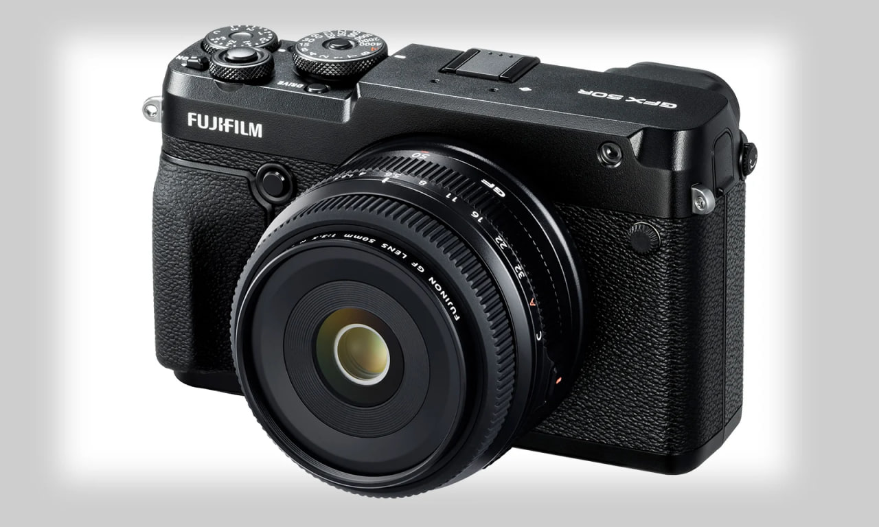 لنز فوجیفیلم GF 50mm روی دوربین FUJIFILM GFX 50R